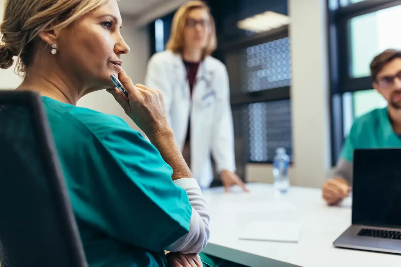 Photo illustrating medical professionals during counseling session